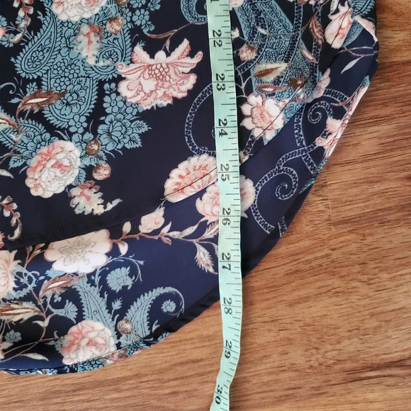 SOHO Size Small Floral V-Neck Blouse - Picture 6 of 6